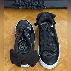 PUMA Sneakers in Black Patent Leather with Bows, size 7.5